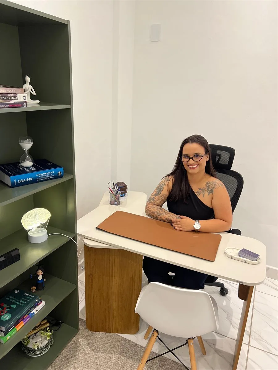 Psicóloga Aléxia Marques em seu consultório